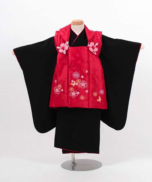 七五三(三歳)レンタル | 黒地のお着物に赤の襟と八掛 小花の赤被布