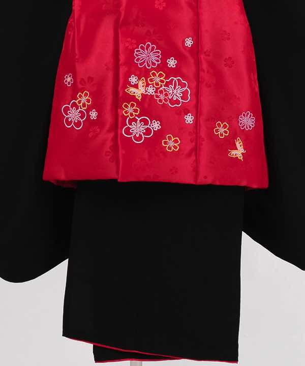 七五三(三歳)レンタル | 黒地のお着物に赤の襟と八掛 小花の赤被布