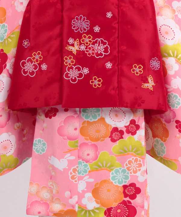 七五三(三歳)レンタル | ピンク地に梅文と松文 赤被布に刺繍(c)