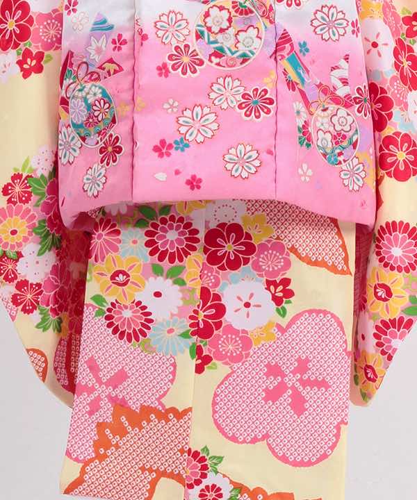七五三(三歳)レンタル | 薄黄色地に絞り調の梅と菊 白×ピンク被布