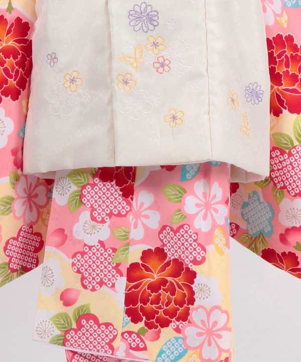 七五三(三歳)レンタル | 薄ピンク地に桜と菊と絞り調  小花の白被布