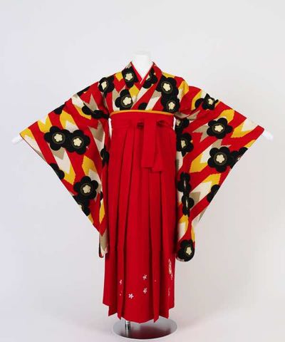 卒業式袴(小学生用) | 赤地 矢絣に梅の花 刺繍入り赤袴