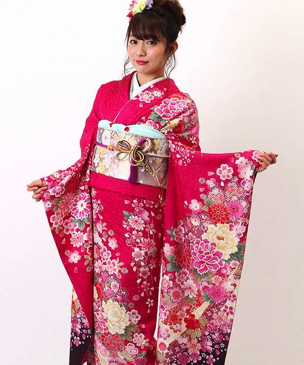 振袖レンタル | 濃いピンク色に咲き誇る豪華な花々 | hataori(ハタオリ)