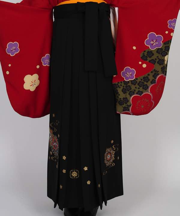 卒業式袴レンタル | 赤地に梅と霞 刺繍入り黒袴