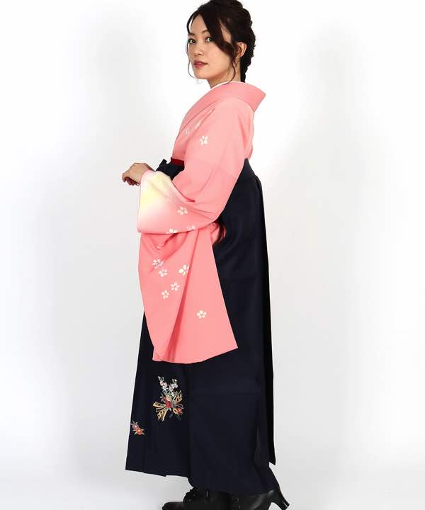 卒業式袴レンタル | ピンク地にクリーム暈し 花と熨斗の濃紺袴