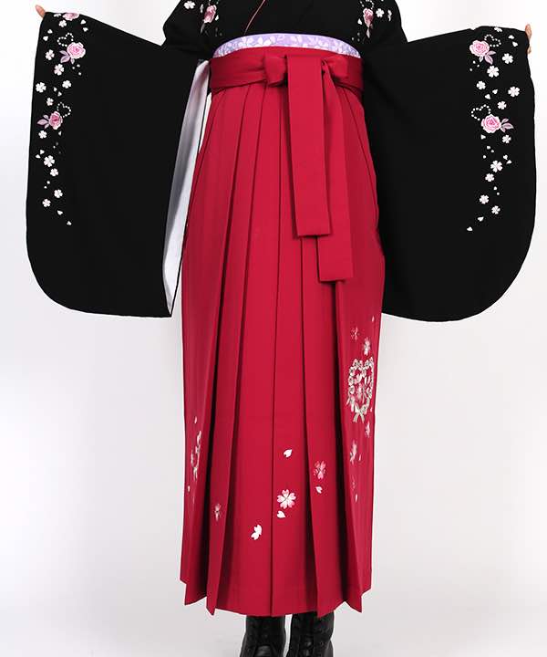 卒業式袴レンタル | 黒地に小さな薔薇と桜 赤袴