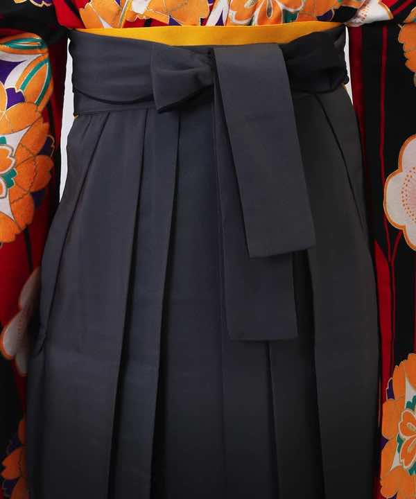 卒業式袴レンタル | 黒と赤の大矢絣にオレンジの花文 グレー暈し袴
