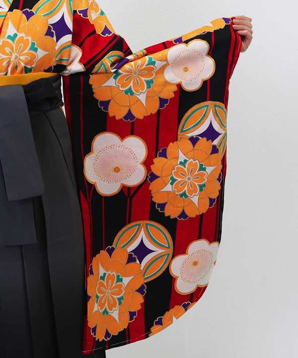 卒業式袴レンタル | 黒と赤の大矢絣にオレンジの花文 グレー暈し袴