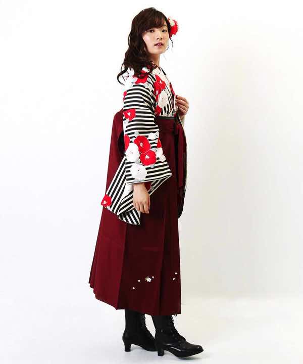卒業式袴レンタル | 黒のストライプに紅白の椿 臙脂刺繍袴