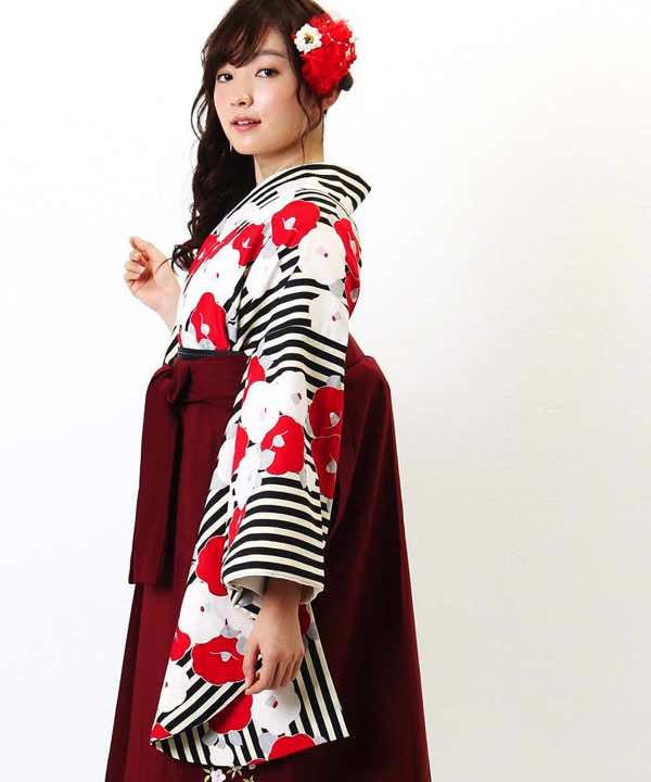 卒業式袴レンタル | 黒のストライプに紅白の椿 臙脂刺繍袴 | hataori