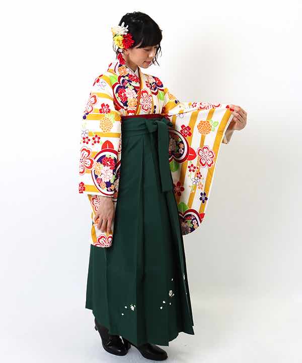 卒業式袴レンタル | 白地に黄色のストライプと花々 刺繍入り緑袴(L)