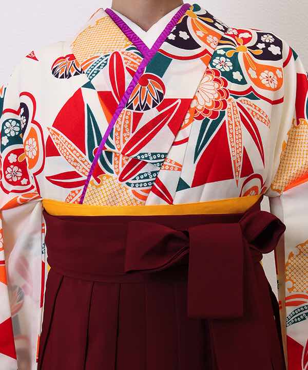 卒業式袴レンタル | 白地に梅と松と三角 刺繍入り臙脂袴(S)