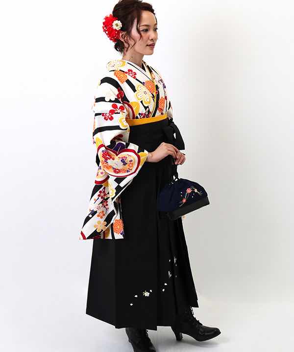 卒業式袴レンタル | 白地に黒のストライプと花々 刺繍入り黒袴(S)
