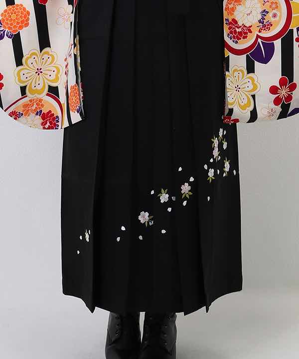 卒業式袴レンタル | 白地に黒のストライプと花々 刺繍入り黒袴(S)