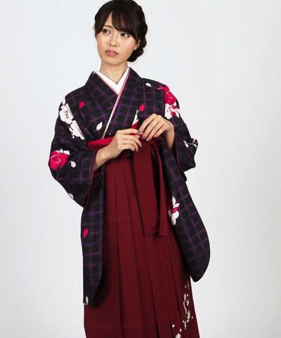 卒業式袴レンタル | 黒地に黒格子と薔薇 刺繍入り臙脂袴