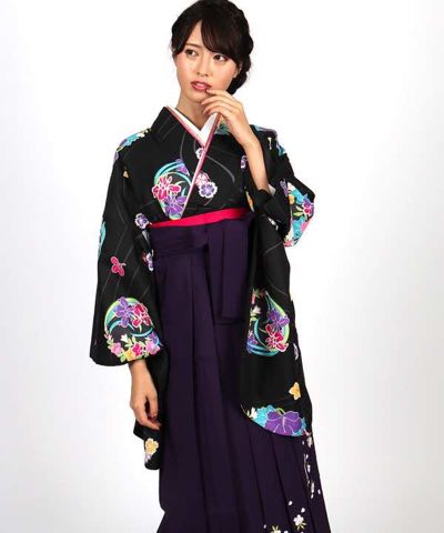 卒業式袴レンタル | 黒地に流水と花々 刺繍入り紫袴