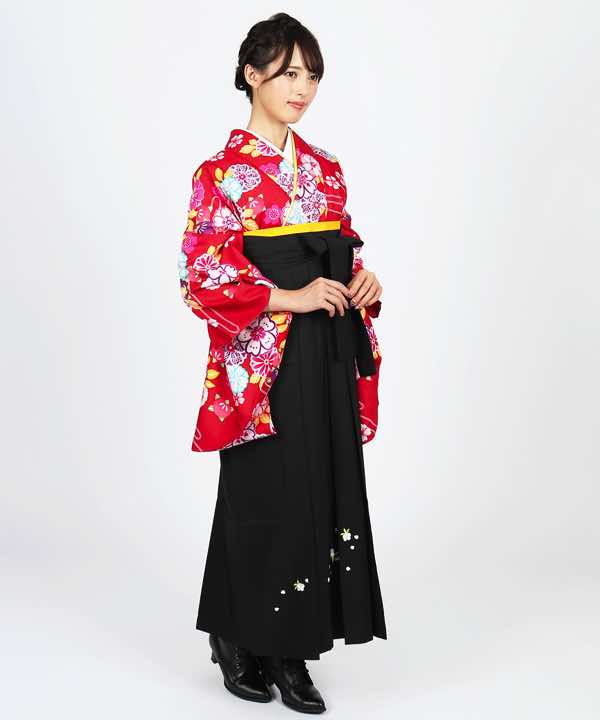 卒業式袴レンタル | 赤地に花々 刺繍入り黒袴