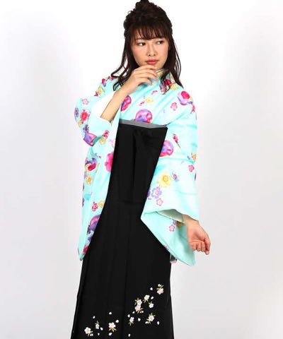 卒業式袴レンタル | 薄水色地に紙風船と桜 刺繍入り黒袴