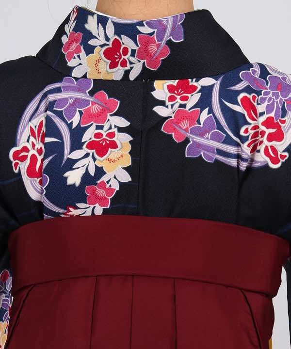 卒業式袴レンタル | 濃紺色地に花丸文 刺繍入り臙脂袴