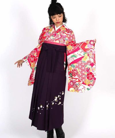 卒業式袴レンタル | 濃ピンク地に花と麻の葉文様 刺繍入り紫袴