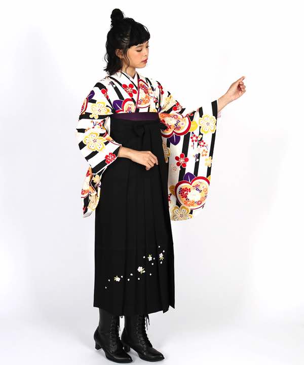 卒業式袴レンタル | 白地に黒ストライプと花々 刺繍入り黒袴