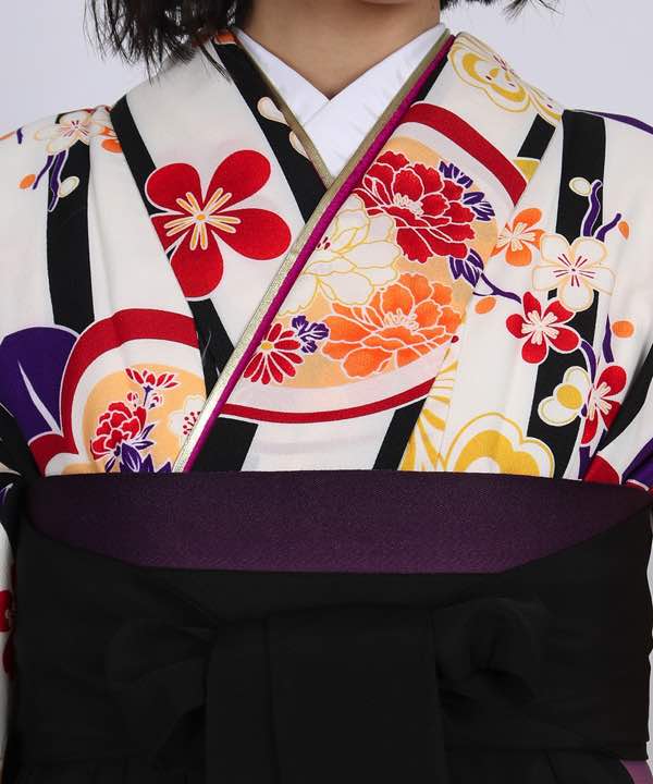 卒業式袴レンタル | 白地に黒ストライプと花々 刺繍入り黒袴