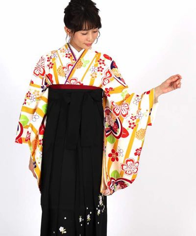 卒業式袴レンタル | 白地に黄色ストライプと花々 刺繍入り黒袴