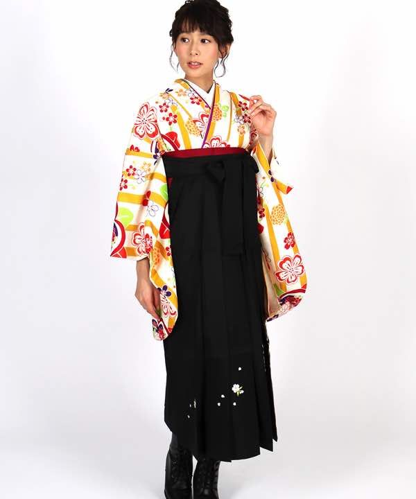 卒業式袴レンタル | 白地に黄色ストライプと花々 刺繍入り黒袴